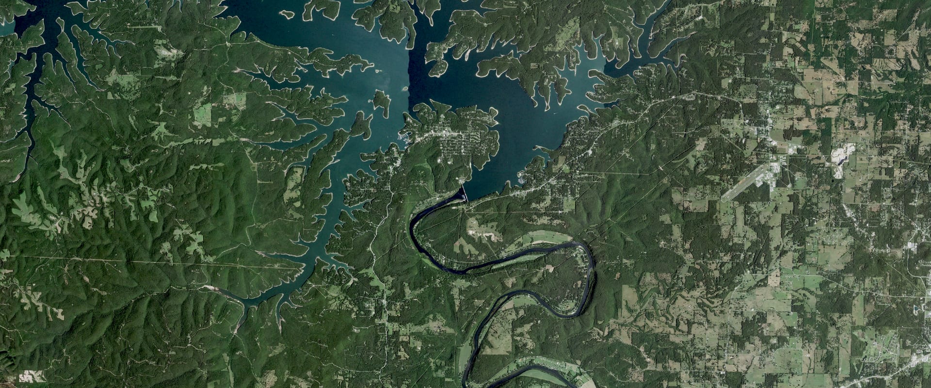 Aerial photo of Bull Shoals Lake and its shoreline